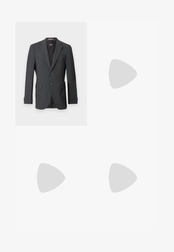Blazer gris foncé avec deux boutons, revers crantés, poches à rabat et doublure intérieure avec un motif subtil. Étiquette de marque visible à l'intérieur.; Chemise blanche à manches longues en coton. Comprend un col classique, une patte de boutonnage à l'avant avec boutons, et un ourlet arrondi. Logo discret de la marque.; Pantalons ajustés gris foncé en textile lisse. Présente des jambes droites, une taille plate et des passants de ceinture. Pas de motifs ou d'accents visibles.; Chaussure de ville en cuir noir avec un bout arrondi, texture lisse, coutures minimales et une semelle plate avec un branding discret au niveau du talon.