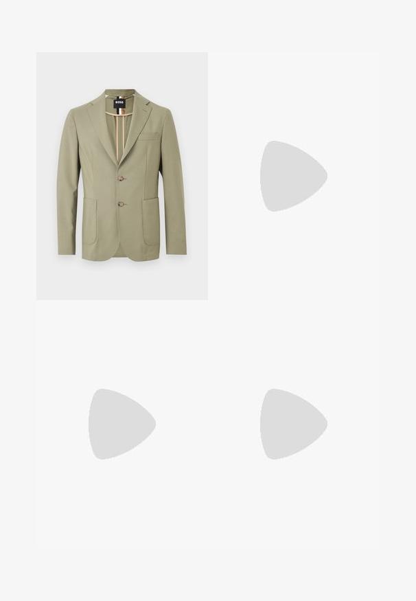 Blazer vert olive clair pour homme avec revers crantés, deux boutons sur le devant, poches plaquées, poche poitrine, et détail de col intérieur rayé.; Chemise noire à manches longues avec col mandarin, confectionnée dans un tissu lisse, dotée d'une patte de boutonnage à l'avant et de détails de design subtils.; Pantalon blanc sur mesure avec une coupe droite, présentant des plis, un devant plat et une texture de tissu lisse. Aucune poche ni accent visible.; Chaussure mocassin en cuir noir suspendue au-dessus d’un tapis beige avec du mobilier moderne couleur ambre en arrière-plan.