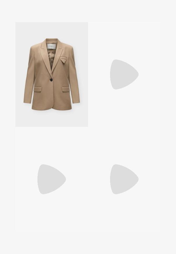 Beige enkeltknap blazer med notch revers, klaplommer og en dekorativ foldet stofdetalje på venstre brystlomme.; Ærmeløs hvid bluse med V-udskæring, diskrete folder ved skuldrene og lynlåslukning bagpå, vist på ensfarvet baggrund.; Grå vid benbukser lavet af et glat stof, med folder foran og sidelommer. Simpelt design med en struktureret pasform.; Beige læder loafers med en jævn tekstur, der har et forhøjet bånd over forgabreren og en lav, flad gummisål.