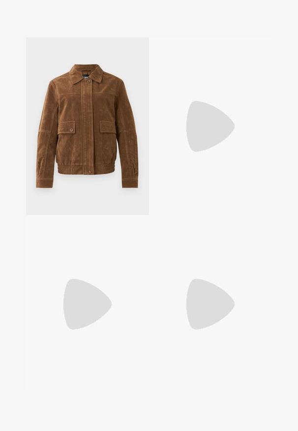 Veste en daim marron avec un col pointu, deux poches à rabat à l'avant avec des boutons, un ourlet élastiqué et une fermeture à boutons à l'avant.; T-shirt côtelé jaune clair à manches courtes, encolure ronde, avec un petit logo brodé aux rayures rouges, blanches et bleues sur la poitrine.; Jupe crayon en denim bleu foncé, avec un tissu uni, coupe mi-longue, passants de ceinture et poches avant avec zip.; Botte haute en cuir beige avec bout arrondi, talon bloc empilé et tige lisse s'étendant sous le genou, vue de profil.