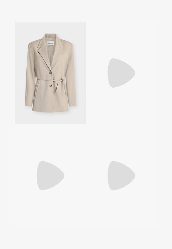 Blazer beige avec une coupe ajustée, revers crantés, fermeture à double bouton, taille ceinturée et poches latérales. Tissu lisse avec une texture subtile.; Haut dos nu en dentelle couleur crème avec motifs floraux et ourlet pointu, suspendu sur un fond clair uni.; Pantalons beige à jambe large en tissu doux ; dotés d'une taille lisse et de poches latérales, avec une silhouette propre et ajustée.; Chaussure plate noire avec design plissé à l'avant et un nœud noué sur le dessus, petit talon, et texture lisse sur un fond gris clair.