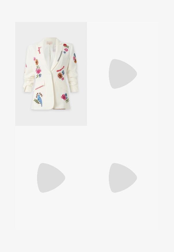 Blazer blanc avec broderies florales colorées, oiseau bleu et mots français comme "bonjour", "amour" et "mon ami" sur le devant et les manches.; Top asymétrique à manches longues dans un motif abstrait bleu et rose, présentant une texture froncée et un col rond. Fabriqué en tissu léger.; Jupe portefeuille asymétrique en voile avec un motif dégradé bleu, vert et beige, fixée avec une ceinture décorative perlée et une boucle ronde.; Sandale à talon haut bleu clair avec talon en forme de macaron pastel et ruban violet à pois pour attacher à la cheville.