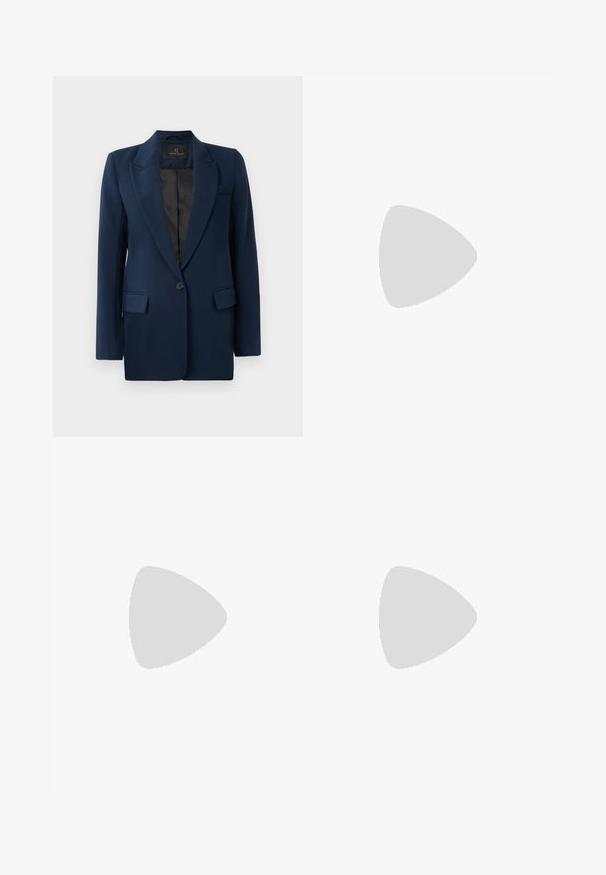 Blazer bleu marine avec une fermeture à un bouton, revers crantés, deux poches avant et une texture lisse. Intérieur doublé en noir.; Haut à manches longues rayé en blanc et bleu marine, avec un col bateau et une coupe décontractée. Fabriqué en coton doux avec des ourlets cousus.; Jean en denim bleu clair taille haute, coupe droite, braguette à boutons et design à cinq poches, présenté à plat sur fond blanc.; Chaussure loafer en cuir noir flottant au-dessus d’un banc en bois avec de hautes herbes vertes en arrière-plan.