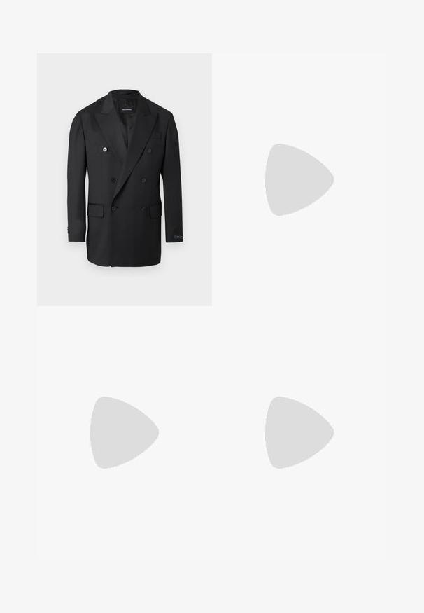 Blazer noir croisé à revers crantés, six boutons, poches à rabat et une étiquette sur la manche gauche.; Chemise noire à manches longues en coton avec un plastron texturé à l'avant, dotée d'un col pointu et d'une fermeture à boutons. Étiquette HUGO rouge.; Pantalon noir taille haute, sur-mesure, avec passants pour ceinture, plis sur le devant, fermeture par bouton et jambes droites larges sur fond clair.; Mocassin en cuir noir et blanc avec des détails cousus, un petit talon et un design slip-on, présenté de profil sur un fond uni.