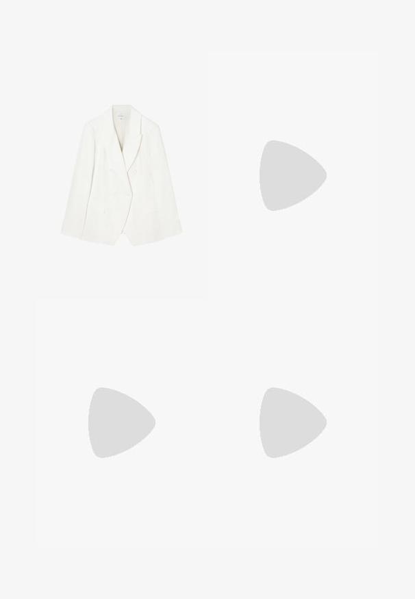 Blazer croisé en lin blanc avec des revers en pointe, deux poches avant et des poignets boutonnés. Texture lisse avec des détails de couture subtils.; Haut en maille bleu marine à manches courtes avec un col rayé bleu et blanc et un seul bouton au niveau de l’encolure.; Pantalon large crème taille haute avec fermeture avant à bouton et zip, passants pour ceinture et poches latérales, présenté à plat sur un fond blanc.; Sandale glissante synthétique dorée avec une seule sangle et un accent de boucle, dotée d'un pied en liège brun et d'une semelle en caoutchouc texturé.