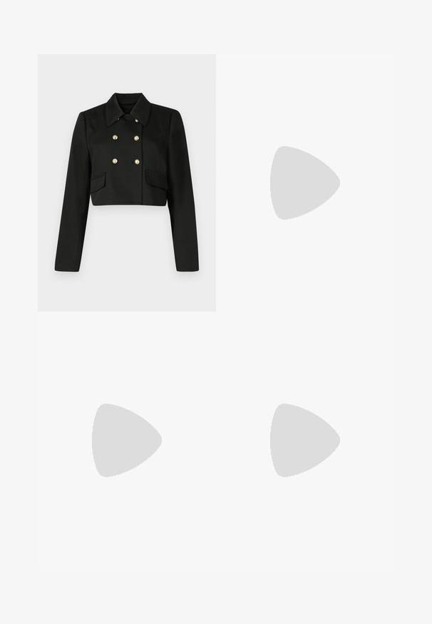 Μαύρο cropped σακάκι με διπλό πέτο, δύο μπροστινές τσέπες και κουμπιά σε χρυσό τόνο. Το ύφασμα έχει υφή με ανάγλυφο φινίρισμα.; Μαύρο αμάνικο φόρεμα με λεπτομέρειες από δαντέλα κατά μήκος του βαθιού V ντεκολτέ και λεπτές τιράντες στους ώμους πάνω σε απλό φόντο.; Μαύρη πλισέ midi φούστα με ελαφρώς γυαλιστερό, υφασμάτινο φινίρισμα και μικρό λογότυπο κοντά στη μέση.; Μαύρο δερμάτινο παπούτσι με μικρό τακούνι, μυτερή ασημένια μύτη και διπλούς ιμάντες με πόρπες σε λευκό φόντο.