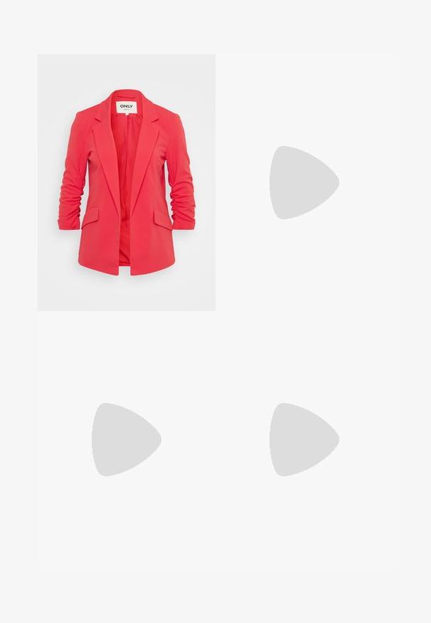 ONLY Petite ONLCAROLINA DIANA - Σακάκι - raspberry; Μαύρο τοπ με δαντέλα γύρω από τον λαιμό και τις τιράντες; απαλό ύφασμα με ρέουσα σχεδίαση για χαλαρή εφαρμογή.; Μαύρο παντελόνι φαρδύ με ελαστική μέση. Φτιαγμένο από μαλακό ύφασμα, με καθαρό, μινιμαλιστικό σχέδιο χωρίς ορατές τσέπες.; Μαύρο γυναικείο παπούτσι με ψηλό τακούνι και μυτερή μύτη, με λεπτό τακούνι στιλέτο και λεπτά λουράκια στον αστράγαλο με ασημένια αγκράφα, σε λευκό φόντο.