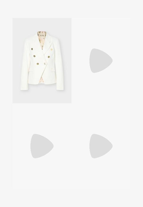 Blazer blanc croisé à boutons dorés, revers crantés, deux poches avant à rabat et doublure intérieure à motif floral.; Blouse crème à manches longues avec un col montant et un grand nœud noué au cou, avec des épaules froncées et des manches à poignets.; Jupe midi plissée de couleur crème avec une ceinture ajustée, suspendue droite sur un fond uni.; Mocassin en cuir marron foncé avec détail à franges et boucle dorée sur fond neutre, vue latérale.