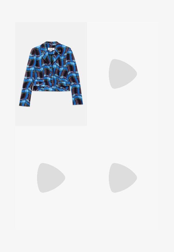 Afskåret blazer i blå, sort og grøn ternet mønster. Har en klapkrave og fem sorte knapper foran.; Sort langærmet maxi kjole i et glat, strækbart stof. Har rynkede detaljer på siden og en nøglehulåbning bagpå.; Sort laklæderslingback med lille hæl, spids tå og justerbar guldlåsrem på hvid baggrund.; Plisseret beige læderclutch med en sølvmetalramme, der har to runde dekorative låse og en sølvkædetrasporte.