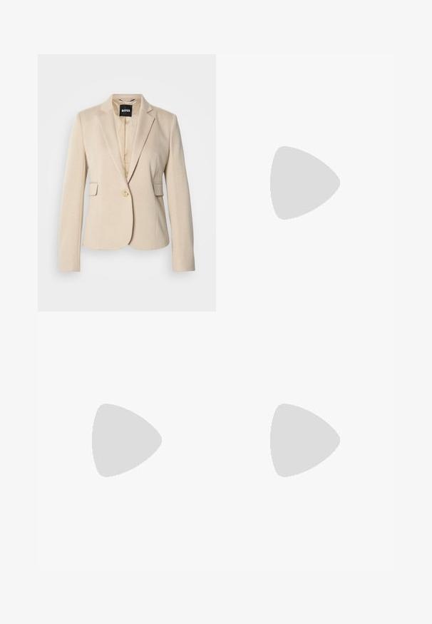 Beige blazer med et tekstureret mønster, enkelt knaplukning og knap-lapel. Har to forlommer og en glat indvendig foring.; Kremfarvet T-shirt med korte ærmer og rund halsudskæring, med lille broderet logo på venstre bryst og sort "BOSS" mærke indeni kraven.; Bukser med vide ben i hvid bomuld, med forlommer og detaljerede syninger. Glat tekstur med et rent, minimalistisk design.; Beige spids tå slingback flad sko med lav sort hæl og en glat læderfinish, vist fra siden på en ensfarvet baggrund.