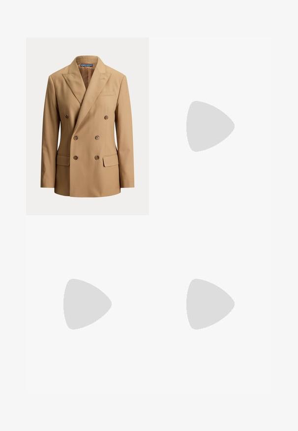Blazer beige cruzado con solapas puntiagudas, seis botones marrones, dos bolsillos delanteros con solapa y un bolsillo de ojal en el pecho.; Camisa blanca de manga larga con botones en el frente, cuello puntiagudo y dobladillo ligeramente curvado.; Pantalones beige ajustados hasta el tobillo con un acabado liso y sin bolsillos visibles ni adornos sobre un fondo liso.; Bota negra de cuero hasta la rodilla con tacón bajo, hebilla dorada y pequeño logo en relieve en la correa lateral.
