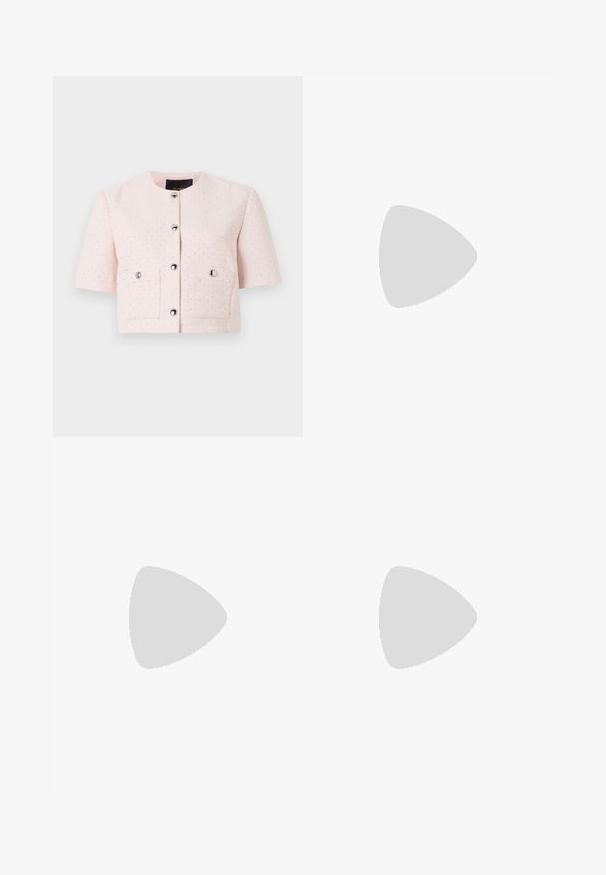Veste texturée rose clair à manches courtes avec encolure ronde, boutons argentés sur le devant et deux poches à rabat avec fermeture par bouton.; Robe midi blanche sans manches avec imprimé floral aquarelle pastel, corsage cache-cœur en V, taille cintrée et jupe plissée.; Escarpin en cuir rose à bout pointu, avec un talon bas et une texture lisse. Dispose d'une découpe sur le côté et d'un design minimaliste.; Petit sac à main en cuir rose poudré avec un fermoir rectangulaire doré à tournant, de petites poignées et une bandoulière amovible.