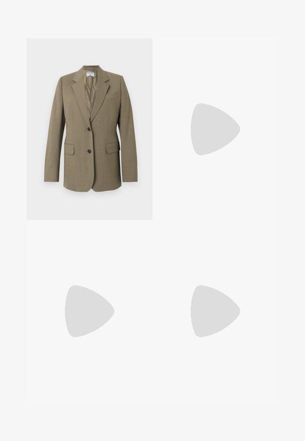 Hellbrauner einreihiger Blazer mit Reverskragen, zwei vorderen Pattentaschen, Brusttasche und zwei schwarzen Knöpfen, gefüttertes Innenfutter.; Beige Strickpullover mit Rundhalsausschnitt, geripptem Saum und Bündchen. Leicht strukturiertes Gewebe mit gestickten Details entlang der Ärmel.; Beige cropped Hosen mit glatter Textur, vorderen Falten, zwei seitlichen Taschen und einem Bund. Gerades Bein-Design mit maßgeschneiderter Verarbeitung.; Brauner Leder-Slipper mit schwarzer Sohle und niedrigem Absatz, mit einem Riemendetail über dem Spann.
