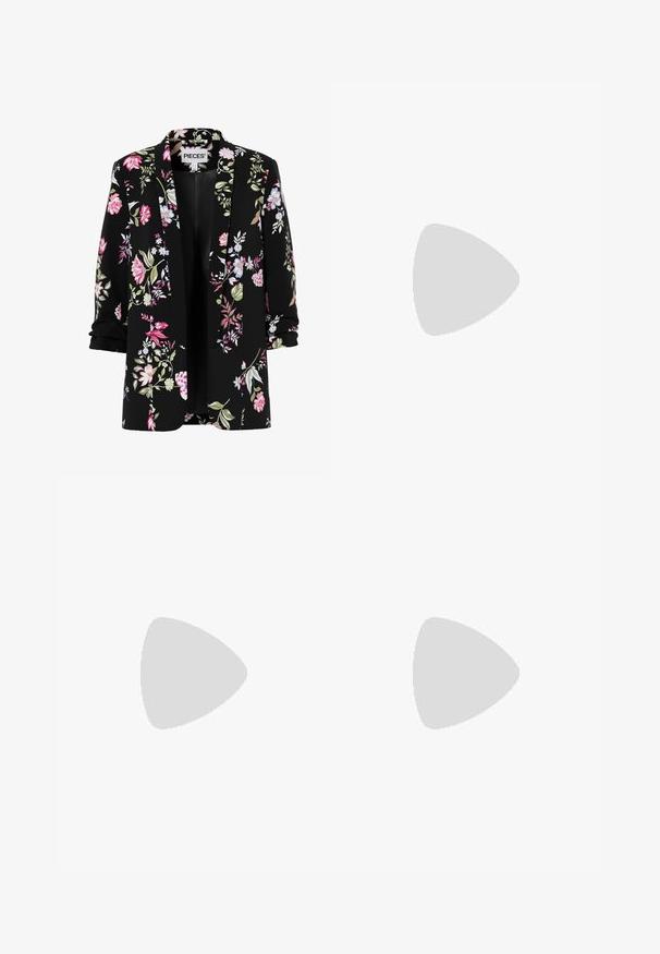 Blazer noir à manches retroussées avec un motif floral rose, blanc et vert, devant ouvert, étiquette de marque "PIECES" à l'intérieur du col.; Débardeur rose clair sans manches avec un col carré, présenté sur un fond clair uni.; Jupe mini courte en similicuir marron foncé avec une coupe droite et des plis subtils, présentée sur un fond blanc uni.; Chaussure plate en cuir noir avec un nez pointu, des détails froncés autour de l'ouverture et un accent en boucle argentée sur la bride ajustable.