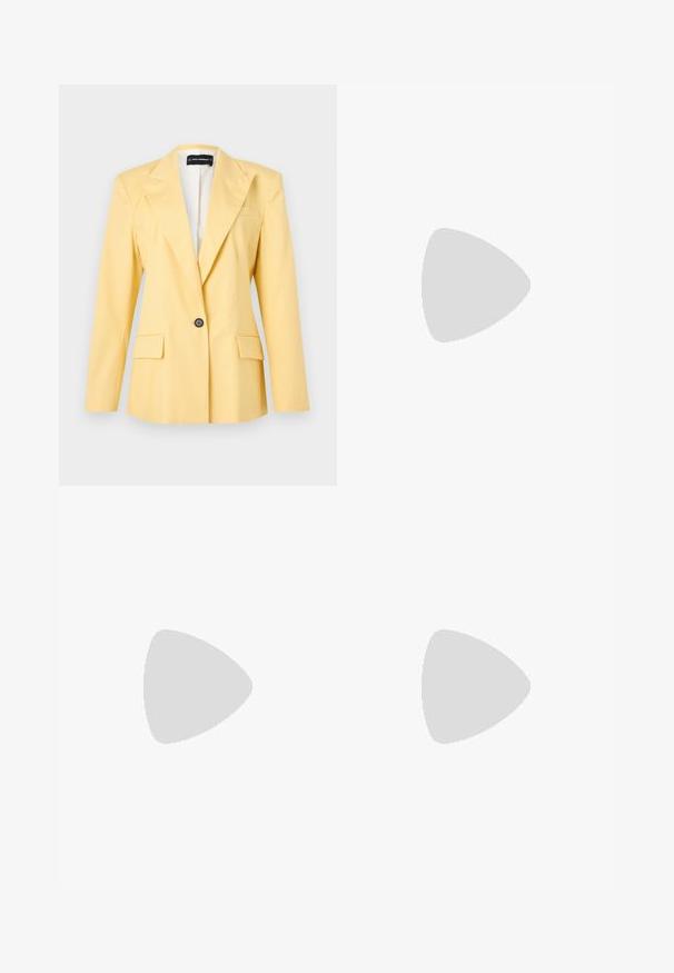 Veste jaune à un seul bouton avec revers en encoche et poches à rabat, manches longues et doublure intérieure légère.; Débardeur sans manches en satin blanc avec un col rond et une texture lisse, présentant un léger éclat et des bords nets.; Pantalon noir en tissu lisse avec taille haute, jambes larges, plis à l'avant et passants de ceinture classiques. Pas de poches latérales visibles.; Chaussure plate en cuir noir à bout pointu avec talon bas et finition lisse, vue de côté sur un fond gris clair.