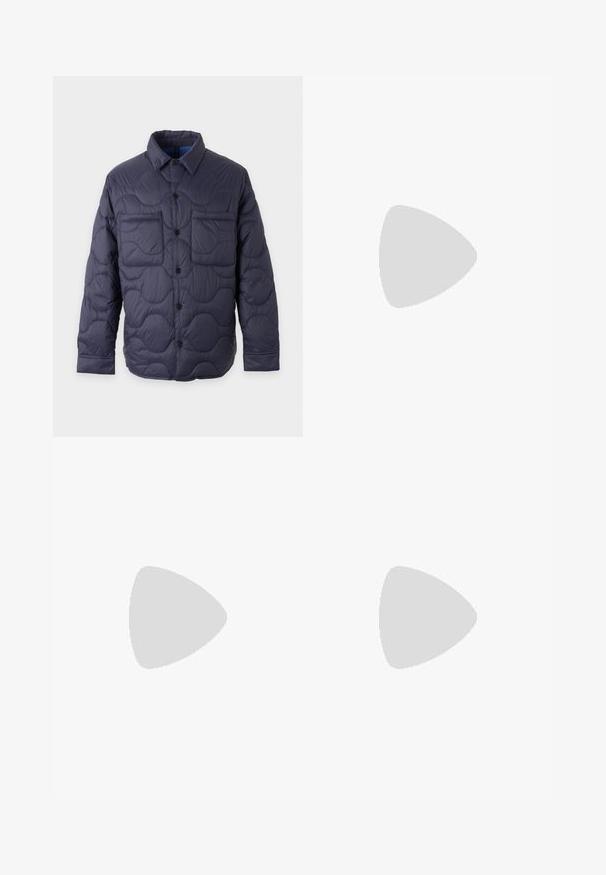 Veste matelassée bleu marine avec fermeture à boutons sur le devant, col pointu, manches longues et deux poches poitrine sur un fond clair.; Pull à manches longues col rond avec des rayures horizontales en vert, noir, blanc et marron, présenté sur un fond uni.; Jeans en denim bleu foncé avec un design ajusté, dotés de cinq poches et de coutures contrastées. Le tissu a une texture lisse.; Baskets beige clair à texture lisse, design à lacets et accent rayé coloré sur le côté. Semelle en caoutchouc blanche. Arrière uni.