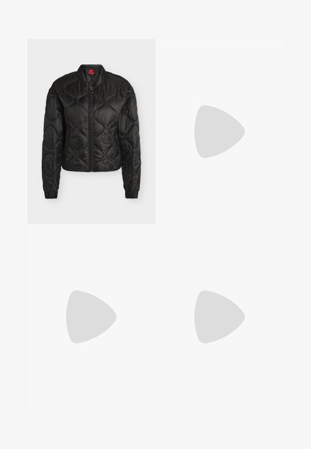 Veste bomber noire matelassée avec fermeture éclair devant, poignets élastiques et petit col montant, présentée sur fond blanc uni.; Sweat-shirt rose poudré à manches courtes et col rond avec manches raglan et ourlet côtelé, présentant un petit logo près du bord inférieur.; Pantalon droit sur mesure couleur blanc cassé avec pli avant, ceinture et fermeture avant dissimulée sur un fond uni.; Chaussure slingback en cuir noir à bout pointu avec un talon bloc haut et une doublure intérieure beige sur un fond clair uni.