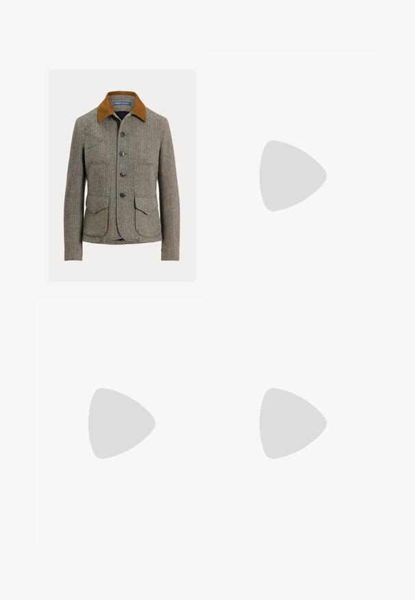 Chaqueta marrón de espiga con cuello de pana, que cuenta con cierre de botones, dos bolsillos delanteros y un diseño de corte clásico.; Camisa blanca de botones hecha de tela texturizada, con cuello puntiagudo, mangas largas y dos bolsillos en el pecho con solapas.; Pantalones beige ajustados con una textura suave, cintura alta, dos botones decorativos y un bolsillo trasero. Diseño de pierna recta.; Bota de cuero marrón hasta la rodilla con una textura suave, punta redonda y detalle de costura mínimo. La suela es plana con un tacón bajo.
