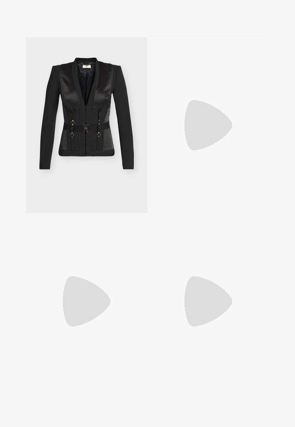 Blazer noir sur mesure avec revers en satin, ceinture cintrée avec boucle dorée, manches longues et détails structurés sur les panneaux.; Blouse en dentelle noire avec des manches longues bouffantes et un col rond. Présente des motifs floraux et un détail en trou de serrure à l'arrière. Finition en dentelle texturée.; Jupe noire asymétrique avec superposition de dentelle transparente et ourlet à volants, équipée d'une ceinture ajustée et de détails texturés sur le tissu.; Bottine noire en cuir avec un bout pointu, laçage à l'avant, œillets en métal, petit talon block et un design épuré. Texture lisse, silhouette moderne.