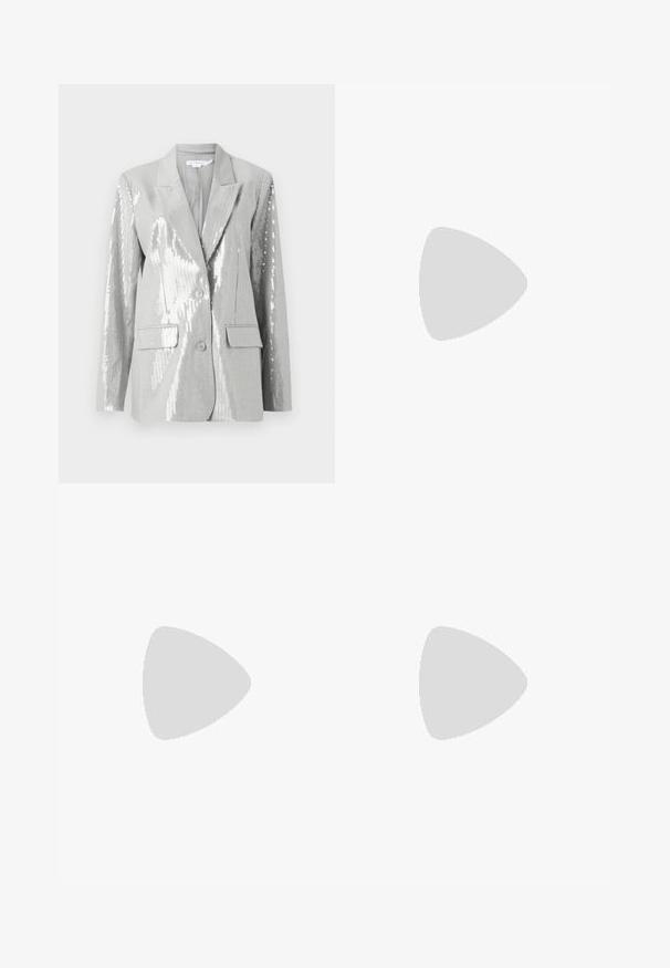 Good American Blazer - grey; Tissu argenté métallique avec une texture lisse et un léger éclat. Forme rectangulaire, bords soigneusement cousus, sans motifs ou accents marquants.; Pantalons à jambes larges en tissu argenté brillant. Caractéristiques d'une texture lisse avec une taille plate et sans poches visibles.; Sandale à talon haut métallisé argent avec bout ouvert, bride à la cheville et talon aiguille fin sur fond blanc.