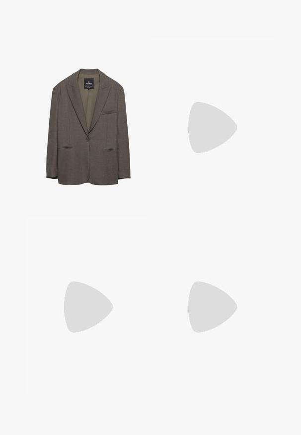 Blazer marron à un bouton avec revers crantés, deux poches à passepoil à l'avant et une poche poitrine, fabriqué par Pull&Bear.; Haut noir à manches longues et col roulé en matériau texturé, avec une coupe ajustée et un design minimaliste sans motifs ni éléments matériels visibles.; Pantalons noirs ajustés en tissu lisse, présentant une coupe droite, des plis avant et une fermeture à bouton à la taille.; Mocassins en cuir noir avec une semelle en caoutchouc noir épaisse, dotées de rainures antidérapantes et d'une sangle décorative à l'avant.