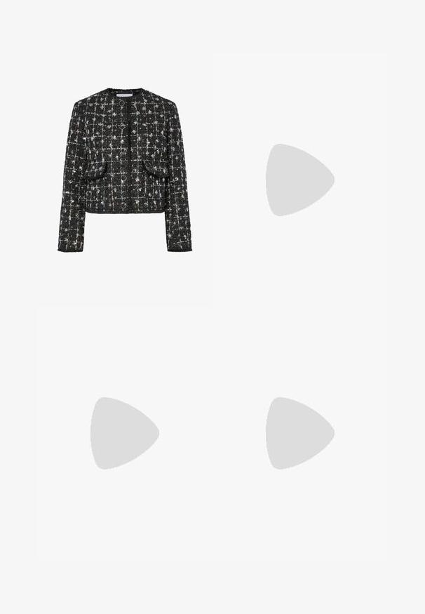 Chaqueta de tweed negra y plateada, de diseño corto, con cuello redondo, que presenta cuatro botones circulares, dos bolsillos frontales y una superficie texturizada.; Blusa blanca de manga larga, con un patrón floral texturizado, escote fruncido y puños elásticos. Tejido suave y ligero.; Falda midi plisada negra hecha de un tejido ligero, con pliegues verticales que se extienden hasta el dobladillo, y una cintura elástica para mayor comodidad.; Zapato de tacón alto de cuero negro con punta redonda, correa con hebilla de plata, detalles de brogue a lo largo de los bordes y un tacón grueso.