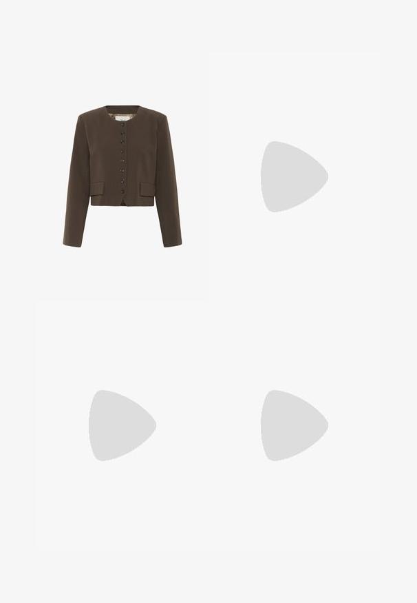 Brauner, taillierter Blazer mit rundem Ausschnitt, sechs Knöpfen und zwei Fronttaschen. Aus strukturiertem Stoff mit glattem Futter gefertigt.; Dunkelbraunes knielanges Kleid mit kurzen Ärmeln, tailliert, mit Falten und rundem Ausschnitt vor einfarbigem Hintergrund.; Braune Wildleder-Slingback-Pumps mit spitzem Zehendesign, dünnem Stiletto-Absatz und Schnallenakzent am Riemen. Strukturierte Oberfläche.; Braune Lackleder-Handtasche in rechteckiger Form, mit zwei langen Griffen und subtilen, geschwungenen Akzenten auf der Vorderseite.