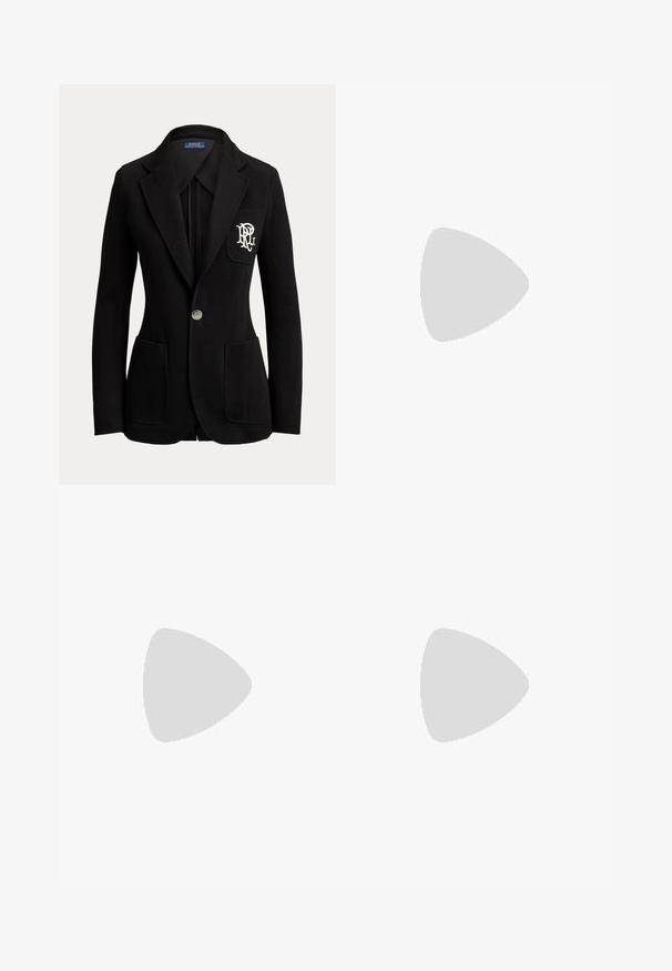 Sort enkeltknaps blazer med hakkede revers, tre forlommer og hvidt broderet logo på brystlommen.; Hvid langærmet bluse med klassisk krave, knaplukning foran og samlede side detaljer. Glat stof med en skræddersyet form.; Beige slim-fit ankellange bukser med en glat finish og uden synlige lommer eller pynt på en ensfarvet baggrund.; Sort knæhøj læderstøvle med lav hæl, guldlås og lille præget logo på sidespændet.