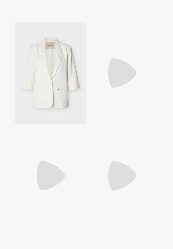 Blazer blanc cintré avec revers crantés, fermeture à un bouton, deux poches avant et manches trois-quarts.; Blouse blanche à manches longues avec col mao, patte de boutonnage dissimulée, fines rayures verticales et poignets à volants, présentée sur un fond uni.; Pantalon large bleu marine avec fentes latérales, taille haute et devant lisse, présenté sur un fond blanc.; Anna Field Babies - dark red