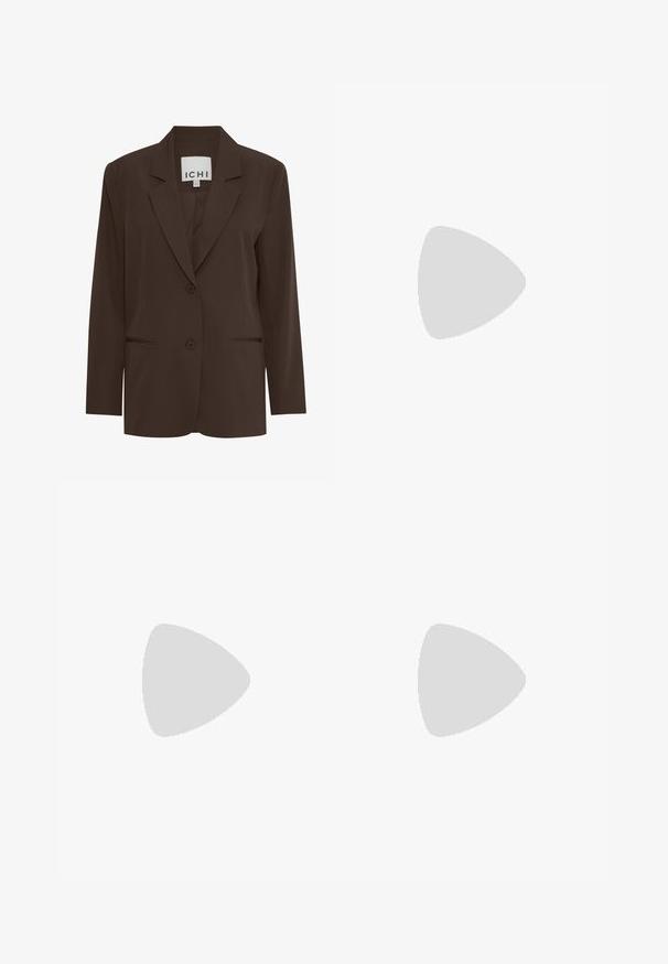 Blazer ajusté marron avec revers cranté, deux boutons à l'avant et deux poches discrètes ; tissu lisse avec une coupe structurée.; Débardeur gris côtelé avec un col rond et un design sans manches. Fabriqué en tissu doux, il présente une silhouette ajustée et des coutures minimales.; Pantalon beige à jambes larges avec passants de ceinture, plis devant et taille haute.; Baskets en daim blanc avec des bandes navy, semelle en caoutchouc gomme, tige texturée, bout rond et lacets ; arbore un logo sur le côté et sur la languette.