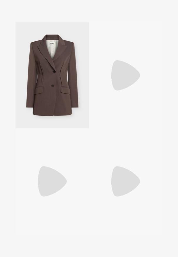 Blazer marron cintré avec deux boutons noirs, coutures structurées à la taille, revers crantés et deux poches à rabat frontales.; Haut sans manches marron foncé avec des rayures noires diagonales, col rond et étiquette de la marque à l'intérieur du col.; Pantalon droit marron foncé avec une ceinture et une fermeture avant cachée, présenté sur un fond clair uni.; Escarpin à talon haut en cuir verni noir avec un bout pointu, présentant une texture lisse et un talon aiguille mince. Aucun accessoire visible.