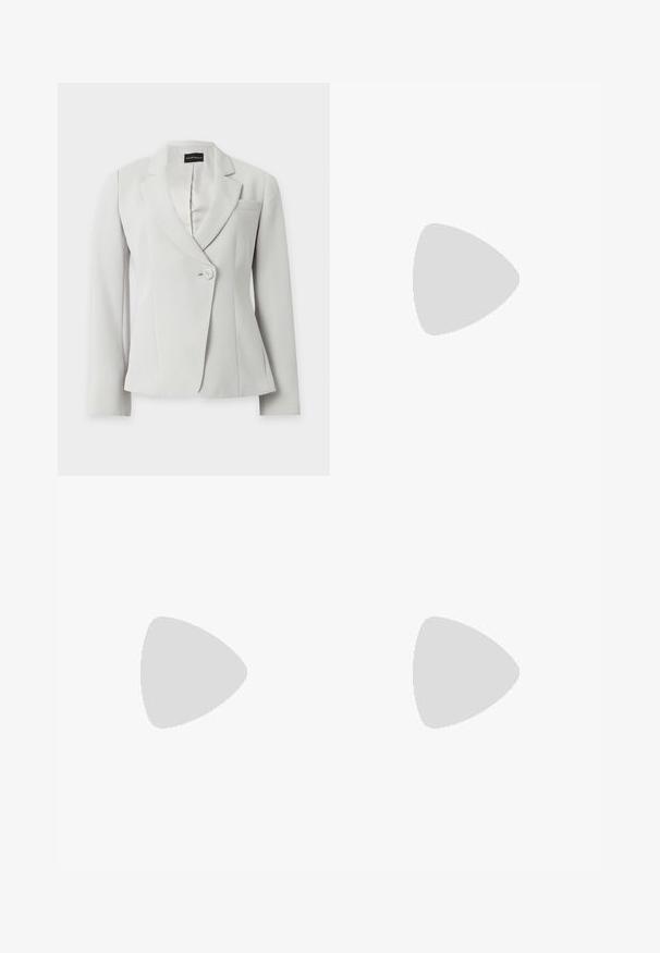 Blazer blanc cintré à manches longues, revers crantés, un bouton à l'avant et une poche poitrine, présenté sur fond uni.; T-shirt rose clair à manches courtes avec un logo en relief "ARMANI EXCHANGE" en accents métalliques. Tissu doux, encolure ronde classique, coupe ajustée.; Pantalon de jogger crème en tissu doux, avec une taille et des poignets ajustés. Design simple sans motifs visibles ni ornements.; Chaussure à talon haut en cuir noir avec bout pointu et capuchon argenté métallique. Présente une finition lisse et un talon fin de 10 cm.