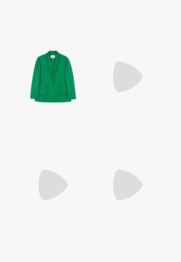 Blazer vert avec un col festonné, deux poches avant et une fermeture à un bouton. Fabriqué en tissu texturé, coupe ajustée.; Blouse en satin teal avec un col et des manches à volants. Présente un col haut et des poignets fuselés, mettant en valeur une texture lisse et brillante.; Pantalon à jambes larges avec ceinture élastique et cordon de serrage, avec un motif patchwork vintage floral et géométrique multicolore.; Chaussure à plateforme en velours vert avec des clous décoratifs rouges et argentés, des brides en perles, une bordure dorée, une broderie et un talon bloc avec des perles pendantes et un charme "B".