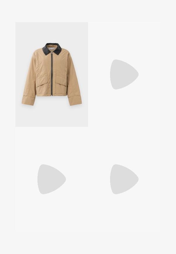 Veste beige courte en tissu texturé, dotée d'un col en simili cuir noir, d'une fermeture éclair frontale et de deux grandes poches avant.; Haut noir à manches courtes côtelé avec un col rond et une fermeture éclair à l'avant avec un tirette en métal, fabriqué dans un tissu texturé.; Pantalons en tie-dye noir et gris foncé avec deux poches zippées latérales, design à jambe droite et un patch logo sur la taille arrière.; Bottines en cuir marron jusqu'aux genoux avec une texture lisse, dotées d'une large sangle et d'accents en métal triangulaires, semelles en caoutchouc plates.