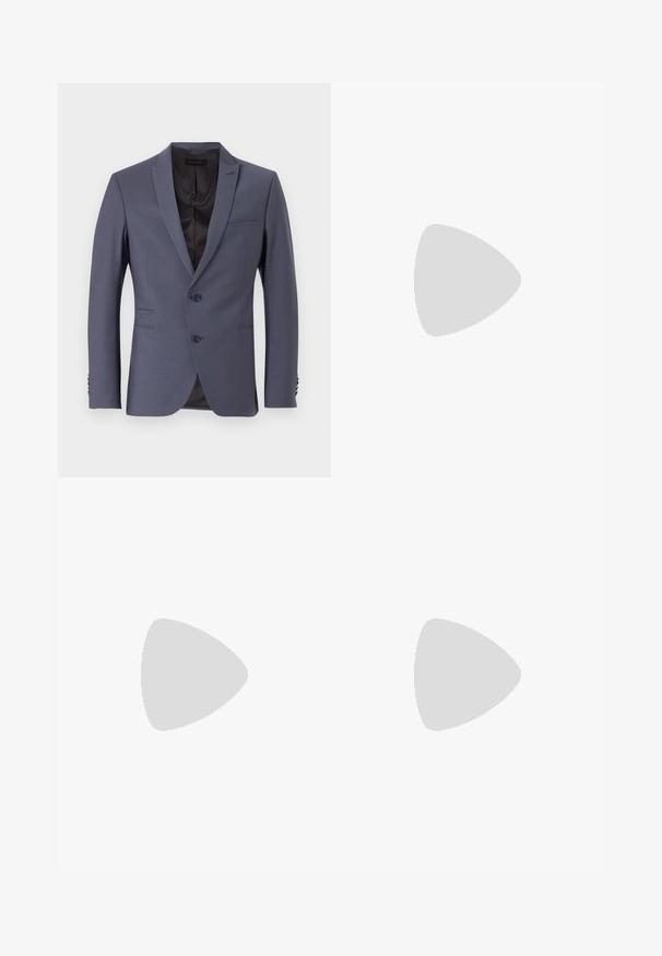 Grå jakkesætjakke med enkeltsidet design, to knapper, klapkrave og manchetter med tre knapper. Glat stof, skræddersyet form.; Hvid polo skjorte lavet af blødt stof, med en klassisk krave, korte ærmer og et lille logo på brystet. Enkel, ren design.; Grå stretchbukser med et strømlinet design, der har en flad front, sidelommer og en knaplukning. Glat tekstur og skræddersyet pasform.; Sort læderloafer med chunky gummisål, syet overdel og præget mærkenavn på hælen, vist i sideprofil på hvid baggrund.