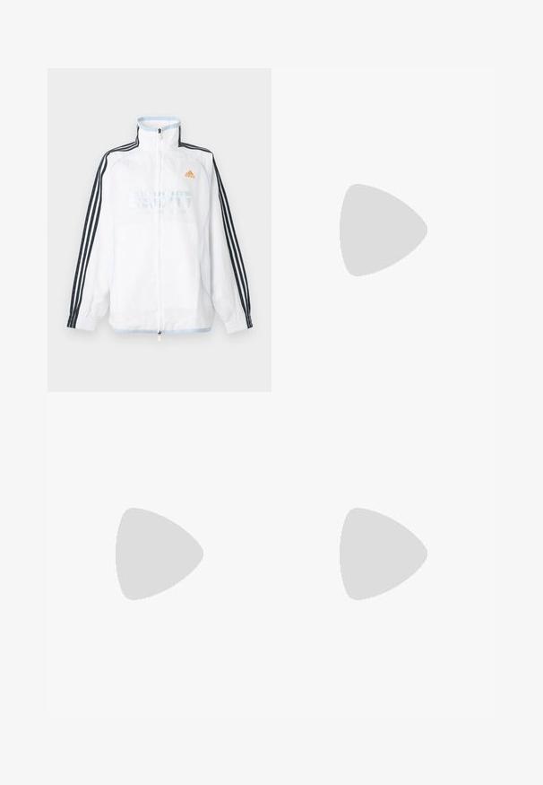 Λευκό μπουφάν Adidas με φερμουάρ και ψηλό γιακά, μαύρα μανίκια με τρεις ρίγες και πορτοκαλί λογότυπο στο στήθος.; Ανοιχτό κίτρινο μπλουζάκι Adidas με κοντά μανίκια και μικρό λευκό λογότυπο trefoil στο κέντρο, κοντά στον λαιμό.; Σκούρα μπλε πλεκτά σορτς με ραβδώσεις, εκρού φάσα στη μέση και το στρίφωμα, κορδόνι μπροστά και το λογότυπο Adidas στο αριστερό πόδι.; Μπεζ σουέντ αθλητικό παπούτσι με ανοιχτό μπλε ρίγες, με σόλα από καουτσούκ, χρυσό λογότυπο "Gazelle" και κλασικό σχέδιο με κορδόνια πάνω σε γκρι επιφάνεια.