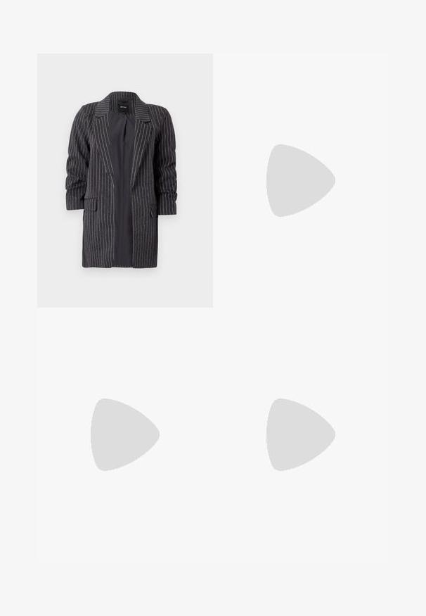 Blazer gris foncé avec des rayures blanches, revers crantés, manches longues et deux poches à l'avant ; tissu texturé avec une finition douce.; Pull fuchsia avec un col rond, des manches longues et des poignets et un ourlet côtelés. Confectionné en maille douce avec une texture lisse.; Jean en denim bleu clair taille haute avec une jambe légèrement évasée et un design classique à cinq poches.; Jambes portant des leggings côtelés foncés associés à des ballerines noires avec de petits détails en nœud sur fond blanc.