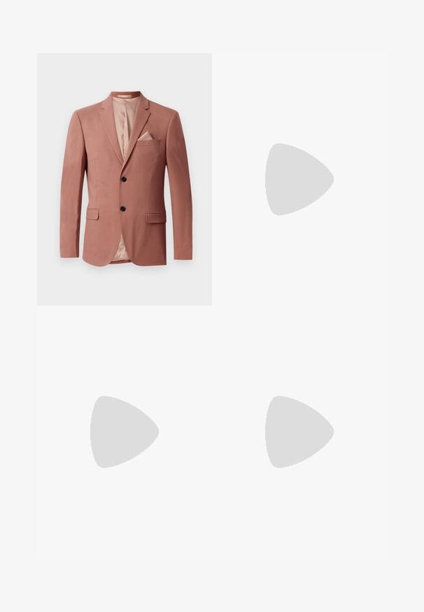 Blazer bordeaux avec deux poches frontales, fermeture à un bouton, revers pointus et doublure en satin. Comprend un mouchoir assorti.; Chemise rose clair à manches longues avec col à boutons, patte de boutonnage avant et poignets standards. Fabriquée en tissu tissé lisse.; Pantalon beige à jambes droites, confectionné dans un tissu lisse, avec un devant plat et sans poches ni ornements visibles.; Mocassin en cuir marron foncé avec des pampilles flottant au-dessus d’un tapis beige tissé, avec une table ronde en bois et des livres empilés en arrière-plan.
