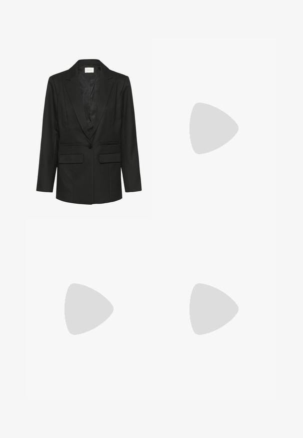 Blazer noir avec revers, fermeture à un bouton, deux poches avant, coupe ajustée et texture lisse. Intérieur doublé assorti en noir.; Anna Field Blouse - black/white; Pantalons à jambes larges à motifs noir et beige, avec une taille élastique, mettant en valeur un audacieux motif de rayures zèbre dans un tissu lisse.; Bottine en cuir noir avec une texture lisse, bout pointu et talon bloc. Présente une tige extensible avec des coutures contrastantes.