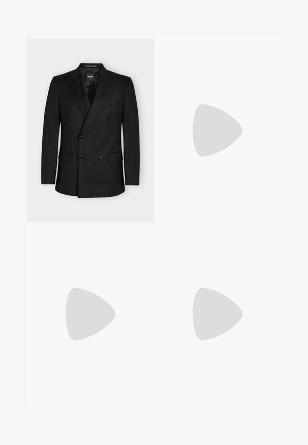 Blazer noir croisé à six boutons, revers crantés, deux poches avant à rabat et une poche poitrine, étiqueté BOSS ONE à l'intérieur du col.; Chemise noire à manches longues en tissu lisse, dotée d'une fermeture à boutons, d'un col classique et d'un petit patch de marque rouge sur la poitrine.; Pantalons noirs en tissu lisse, avec une coupe droite, des plis à l'avant et une fermeture à bouton avec passants de ceinture.; Chaussure de ville pour homme en cuir noir à lacets, avec un petit talon et une finition lisse, présentée en profil latéral sur un fond clair et uni.