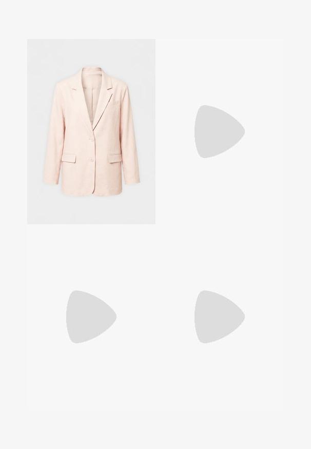 Veste simple boutonnage rose pâle avec revers crantés, deux boutons, deux poches avant à rabat, et une poche poitrine, présentée sur un fond uni.; Débardeur blanc côtelé avec encolure et bords des manches festonnés, présenté sur un fond clair uni.; Shorts beige longueur genou, coupés sur mesure, avec fermeture à bouton, passants pour ceinture et design à plat sur un fond uni.; Sandale blanche à talon avec un bout pointu, sangle de cheville réglable et un talon carré épais. Texture lisse avec des détails de couture minimaux.