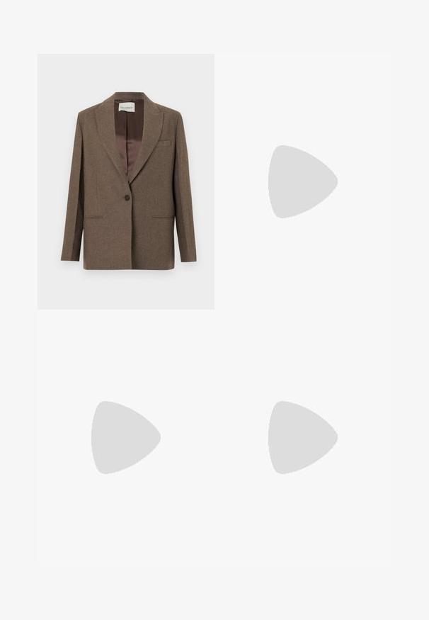 Veste en laine marron avec col cranté, fermeture à un bouton, deux poches avant, et doublure intérieure marron soyeuse. Design structuré.; T-shirt jaune clair à manches courtes avec un col rond, présenté sur un fond gris clair neutre.; Jeans en denim bleu clair taille haute avec des détails de couture à l'avant, des poches avant, des passants pour ceinture et des jambes évasées sur fond blanc.; Ballerines en tissu marron avec un bout pointu et une texture lisse, dotées d'un talon bas et d'une fine semelle noire. Aucune motif ni élément métallique visible.