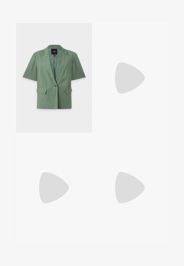 Veste verte à manches courtes avec revers crantés, un bouton devant et deux poches à rabat, présentée à plat sur fond blanc.; T-shirt vert clair à manches courtes en tissu doux, avec un col rond et des manches roulées. Texture lisse, coupe légèrement décontractée.; Jupe en denim vert menthe avec une fermeture à boutons, deux poches avant et un design évasé. Tissu texturé avec des détails de couture visibles.; Chaussure plate Mary Jane en daim vert olive avec bride à boucle argentée et bout arrondi, présentée sur fond blanc.