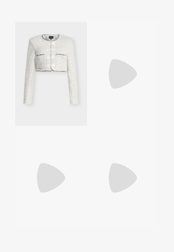 Veste courte blanche avec un motif tissé texturé. Comprend des manches longues, un col rond et des boutons décoratifs sur le devant.; Haut sans manches en maille texturée bordeaux avec épaules rembourrées et détail taille froncée sur un fond clair uni.; Jean en denim bleu avec un design classique à cinq poches, fermeture par bouton et fermeture éclair, et légère décoloration sur les cuisses et les genoux avant.; Chaussure Mary Jane en cuir verni bordeaux foncé avec un petit talon carré et une petite bride avec boucle ronde sur le dessus du pied.