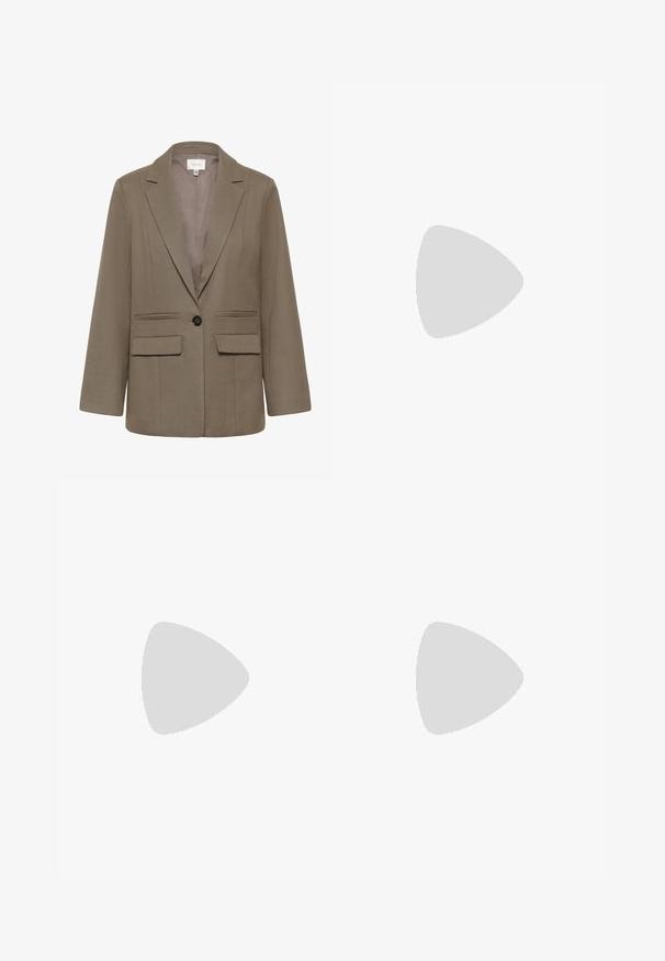 Blazer marron à coupe ajustée, avec col cranté, deux poches avant et une fermeture à un bouton. Tissu lisse avec une texture subtile.; Blouse blanche à manches longues, avec un motif floral texturé, un décolleté froncé et des poignets élastiques. Tissu doux et léger.; Jupe midi plissée brun foncé avec une ceinture lisse, présentée sur fond blanc.; Chaussure habillée brogue en cuir brun foncé pour homme avec perforations en forme d'ailes et lacets, montrée en profil latéral sur fond blanc.