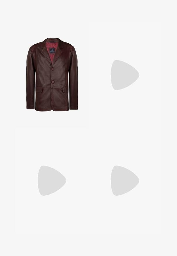 Blazer en cuir marron avec une texture lisse, col échancré, deux boutons et deux poches avant. L'intérieur présente une doublure rouge contrastante.; Chemise en denim bleu clair à manches longues, avec col pointu et ourlet arrondi. Dotée d'une fermeture à boutons sur le devant et d'un petit logo.; Pantalons en velours côtelé marron avec une coupe droite, dotés d'une fermeture à bouton, de poches latérales et d'une texture lisse.; Kazar ALID - Bottines à lacets - brown