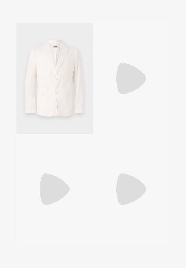 Blazer léger blanc avec un design à boutonnage simple, des revers à cran, deux poches avant et une fermeture à trois boutons. Texture douce, coupe moderne.; Chemise blanche à manches longues en coton. Présente un col boutonné, une fermeture à boutons à l'avant avec des boutons roses, et un ourlet arrondi.; Pantalons ajustés bleu marine en tissu texturé, à jambes droites et plis avant. Équipés de passants de ceinture et d'une taille lisse.; Mocassin en cuir noir avec semelle en caoutchouc épaisse, dessus cousu et nom de marque embossé sur le talon, présenté de profil sur fond blanc.