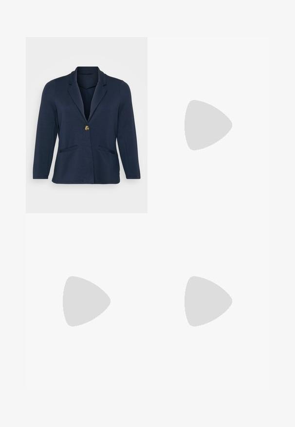 Blazer bleu marine avec un col cranté, fermeture à bouton doré unique et deux poches avant. Tissu doux et lisse avec une forme structurée.; Chemise blanche à manches longues avec un col large, fabriquée dans un matériau doux et lisse. Présente un design ajusté et un ourlet court.; ONLY Carmakoma Flared fit CARTHUNDER Mid waist - Jean flare - black denim; Chaussure habillée en cuir noir avec un bout arrondi, détail de boucle de ceinture sur le côté et semelle texturée, posée sur un fond blanc uni.