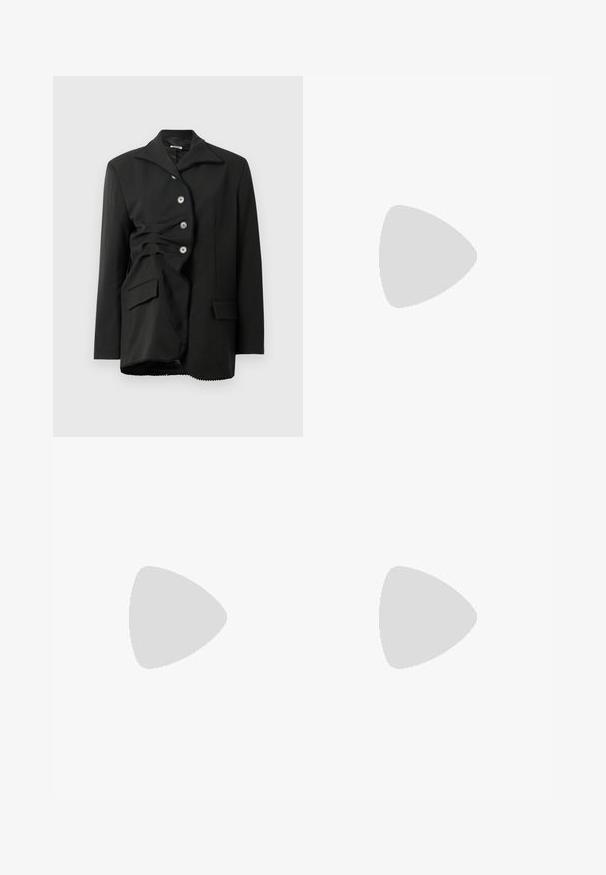 Veste noire au design structuré, avec un grand col, six boutons et une texture froncée à l'avant, ainsi qu'une poche latérale.; Robe maxi noire sans manches avec tissu superposé à volants et ourlet asymétrique.; Bottines en cuir noir avec une semelle épaisse, dotées d'une fermeture éclair à l'avant et de détails cousus. Assorties à des chaussettes blanches à côtes et une jupe légère.; Lunettes de soleil carrées noires avec des verres dégradés, logo dominant sur le côté, monture épaisse et texture lisse.