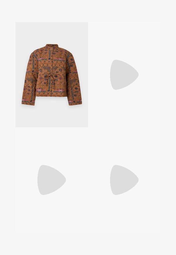 Veste marron matelassée avec des motifs floraux complexes en rose et bleu. Elle présente un col montant, une fermeture nouée à l'avant, et des manches longues.; Débardeur marron côtelé sans manches avec encolure dégagée et bordure claire sur les bords, présenté à plat sur fond blanc.; Jean en denim à jambes larges de couleur bleu foncé, avec une texture délavée, une fermeture à boutons et deux poches avant avec des surpiqûres décoratives.; Ballerine en cuir verni marron avec un bout carré et une lanière ornée d'une petite boucle dorée. Texture lisse, talon bas et design minimaliste.